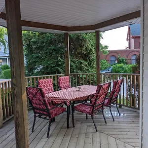 Garden 2 Storey House Holiday home Niagara Falls